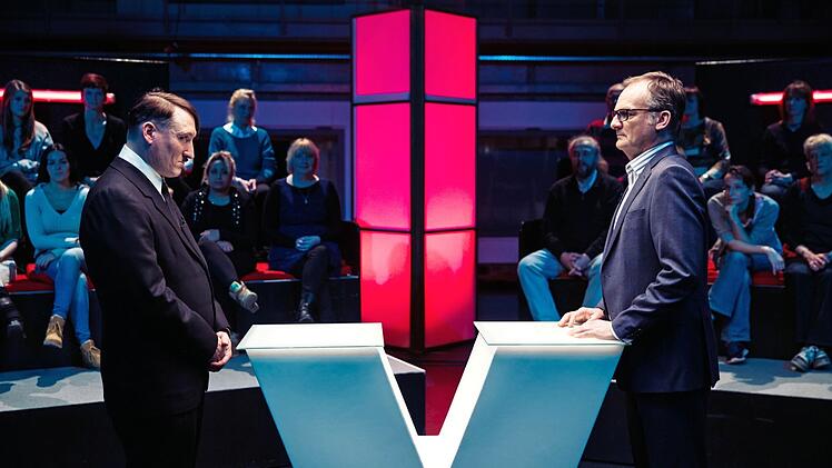 Im Film ist Hitler (Oliver Masucci, links) beim echten Frank Plasberg zu Gast in der Talkshow.