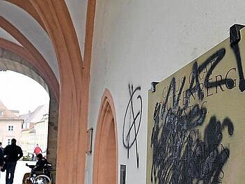 Immer wieder Ziel von Schmier-Attacken: Das Widerstands-Denkmal am Alten Rathaus. Archivbild: Ronald Rinklef