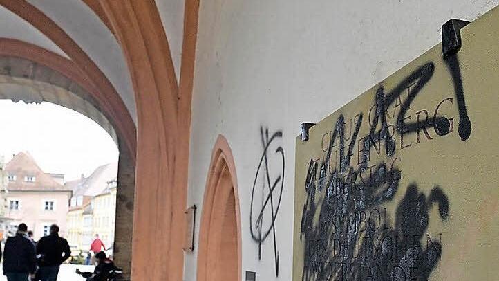 Immer wieder Ziel von Schmier-Attacken: Das Widerstands-Denkmal am Alten Rathaus. Archivbild: Ronald Rinklef