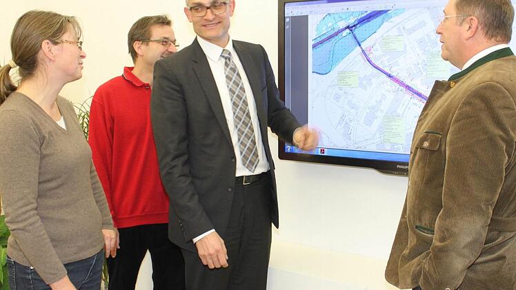 Andrea Künzl, Günter Hugel und Benno Strehler vom Wasserwirtschaftsamt Hof und OB Henry Schramm (von links) stellen am Donnerstag im Rathaus das Millionenprojekt für den Hochwasserschutz in Kulmbach vor. Foto: Stephan Tiroch