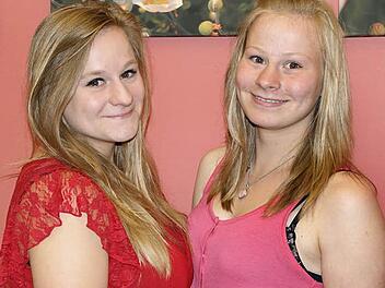 Zwei Schwestern, zwei Schulwege, der exakt gleiche Notenschnitt im Mittleren Abschluss der Albrecht-Dürer-Mittelschule in Haßfurt: Vivien (links) und Desiree Philipp.  Fotos: Sabine Weinbeer