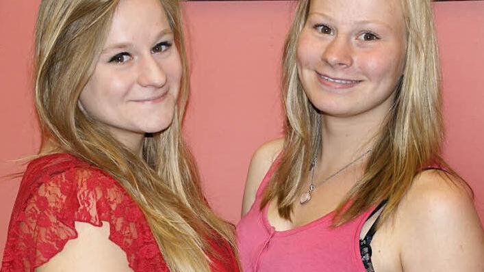 Zwei Schwestern, zwei Schulwege, der exakt gleiche Notenschnitt im Mittleren Abschluss der Albrecht-Dürer-Mittelschule in Haßfurt: Vivien (links) und Desiree Philipp.  Fotos: Sabine Weinbeer