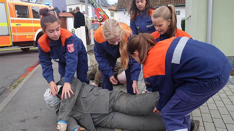 Die Herbstübung der Feuerwehr fand heuer in Westheim statt. Die Jugend leistete Erste Hilfe an einem Stoffdummy. Foto: Gerd Schaar