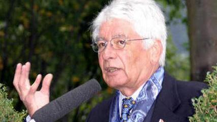 So kennen wir ihn: Wolfgang Protzner, der am Tag der deutschen Einheit (2005) beim Mahnmal an der Berliner Brücke eine kluge Rede hält. Foto: Gabriele Hänseler