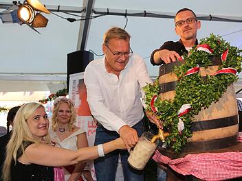 OB Andreas Starke (Mitte) hat die Sandkerwa 2016 mit dem Bieranstich eröffnet. Links neben ihm Staatsministerin Melanie Huml. Foto: RiegerPress