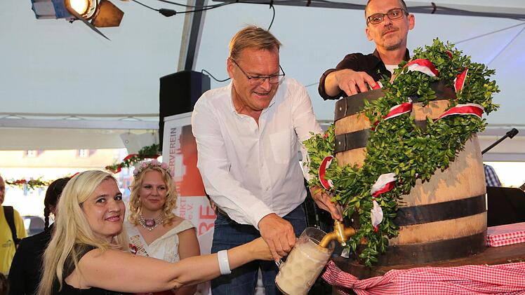 OB Andreas Starke (Mitte) hat die Sandkerwa 2016 mit dem Bieranstich eröffnet. Links neben ihm Staatsministerin Melanie Huml. Foto: RiegerPress