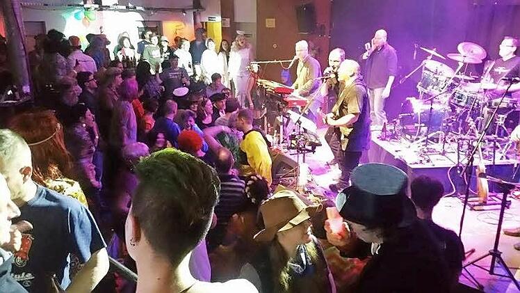 Zu später Stunde gab's bei "Faded Glory" vor der Bühne kein Durchkommen mehr.  Foto: privat