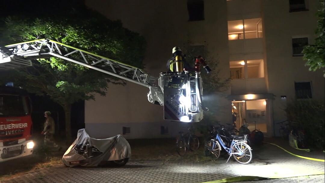 Bamberg: Brand in Mehrfamilienhaus - Feuerwehr findet leblosen Bewohner