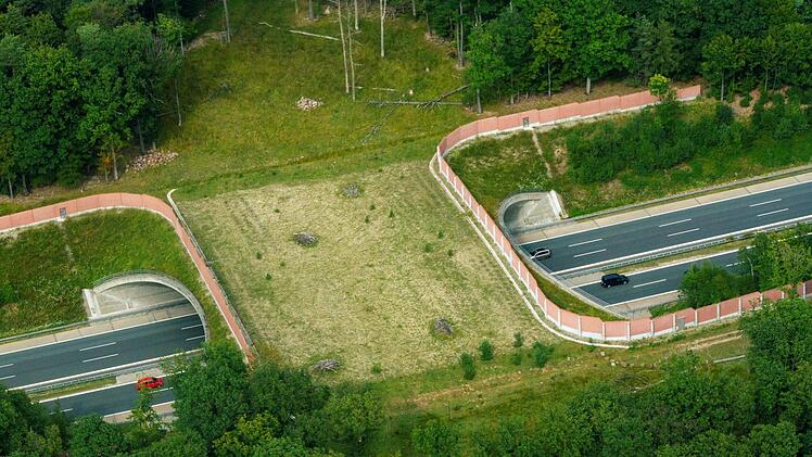 Luftbild unseres Mitarbeiters Stephan Großmann von der Wildbrücke über die Autobahn A 7.