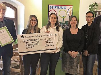 Uwe Rendigs (von links), Vorstand der Stiftung für krebskranke Kinder Coburg, die Schülerinnen Lili Fleischer und Hanna Baum, Lehrerin Claire Naumann, Schülerin Vivian Morka und Geschäftsführer Matthias Schmidt-Curio bei der Spendenübergabe Foto: privat