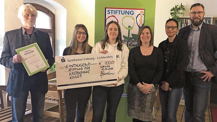 Uwe Rendigs (von links), Vorstand der Stiftung für krebskranke Kinder Coburg, die Schülerinnen Lili Fleischer und Hanna Baum, Lehrerin Claire Naumann, Schülerin Vivian Morka und Geschäftsführer Matthias Schmidt-Curio bei der Spendenübergabe Foto: privat