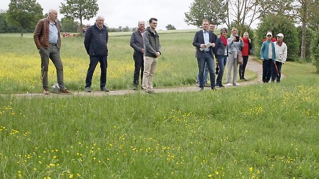 Mitten im Kurpark hat die Stadt Bad Rodach eine 2500 Quadratmeter gro&szlig;e Bl&uuml;hwiese angelegt und so einen Beitrag zur Artenvielfalt geleistet. B&uuml;rger k&ouml;nnen das Projekt durch &Uuml;bernahme von Patenschaften unterst&uuml;tzen. Foto: Martin Rebhan