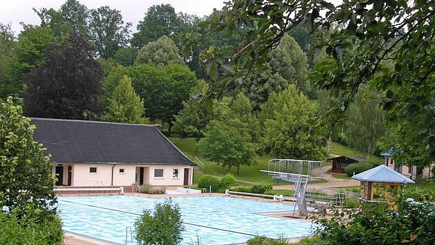 Das Sonnefelder Freibad wird in den kommenden Monaten verwaist sein und wird seine Pforten erst 2021 wieder &ouml;ffnen.  Fotos: Klaus Oelzner