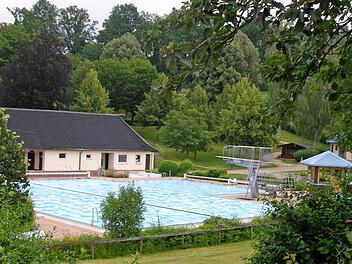 Das Sonnefelder Freibad wird in den kommenden Monaten verwaist sein und wird seine Pforten erst 2021 wieder öffnen.  Fotos: Klaus Oelzner