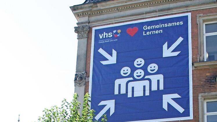 Das Logo-Banner am Haus der Volkshochschule in der Löwenstraße 16 zeigt: Die Kurse gehen wieder los, und möglichst alle sollten zusammen lernen können.