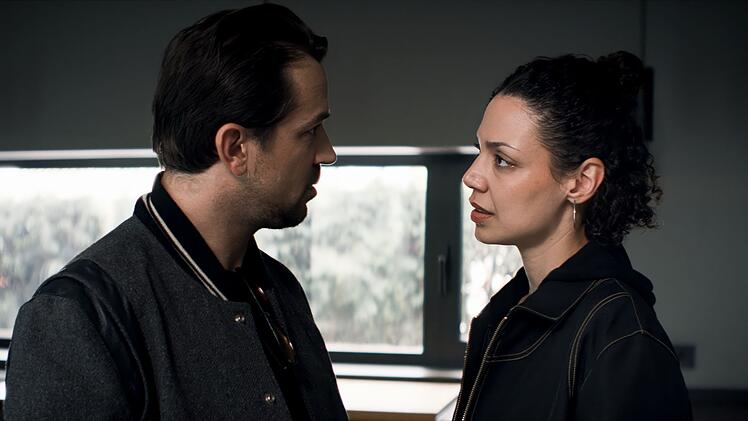Das Haus mit Blick auf den Tatort wollte ausgerechnet der bekannte DJ Nikki Caspari (Marc Benjamin) kaufen. Er legt im Club eines Frankfurter Unterweltbosses auf. Nikkis Frau Emma (Haley Louise Jones) h&auml;lt den Zusammenhang zwischen Tatort und Nikkis Arbeitsplatz nicht f&uuml;r einen Zufall.