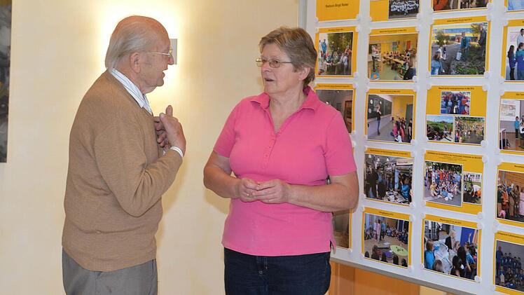 Michael Arneth in Archivarin Maria Köppl im Gespräch