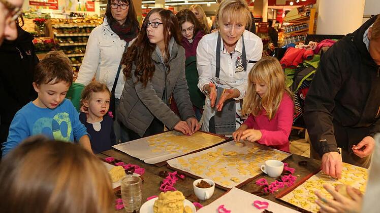 Im Brothaus werden fleißig leckere Plätzchen gebacken. Foto: Barbara Herbst