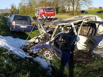 Bei einem schweren Verkehrsunfall mit zwei beteiligten Autos geriet am Donnerstagmorgen um 6.25 Uhr auf der Bundesstra&szlig;e B4 auf H&ouml;he Kaltenbrunn einer der beteiligten Pkw in Vollbrand.  Foto: Ferdinand Merzbach