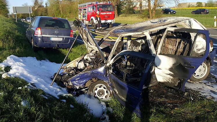 Bei einem schweren Verkehrsunfall mit zwei beteiligten Autos geriet am Donnerstagmorgen um 6.25 Uhr auf der Bundesstra&szlig;e B4 auf H&ouml;he Kaltenbrunn einer der beteiligten Pkw in Vollbrand.  Foto: Ferdinand Merzbach