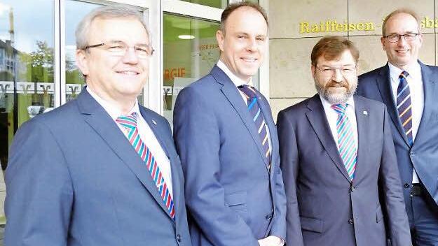 Hans-Peter Lechner, Johannes Hofmann, Vorsitzender Wolfgang Holler und Rainer Lang (v. l.) bilden künftig den Vorstand der VR-Bank Franken Mitte. Foto: Nikolas Pelke