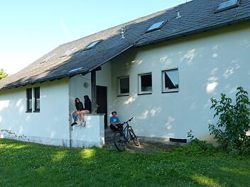 Der Gemeinderat hält trotz eventuell geringerer Förderung am Umbau des von der Kirche erworbenen Hauses zum Bürgerhaus fest. Foto: Lothar Weidner