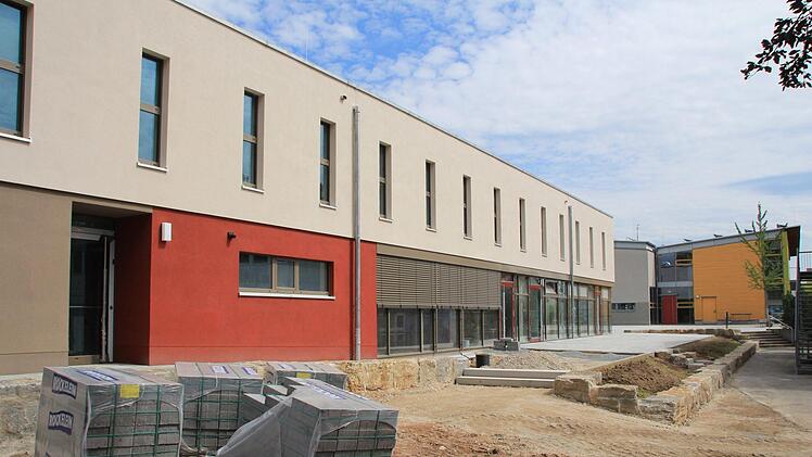 Die neue Zweifach-Sporthalle in Höchstadt ist fast fertig. Foto: Andreas Dorsch