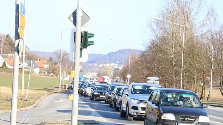 Wegen des Unfalls kam  es in beiden Richtungen im beginnenden Feierabendverkehr zu Staus.Foto: Katrin Geyer