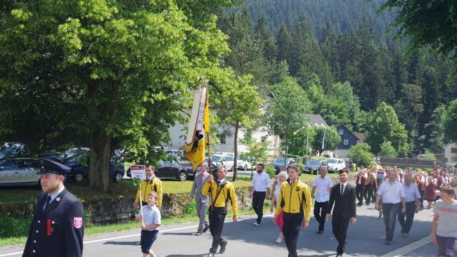 Der gro&szlig;e Festumzug bildete den H&ouml;hepunkt des 125-j&auml;hrigen Jubil&auml;ums der FFW Gifting. Foto: Heike Sch&uuml;lein