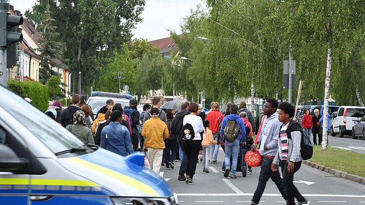 200 Menschen demonstrierten am Samstag, 23. Juni, gegen die Aufnahmeeinrichtung Oberfranken. Foto: Ronald Rinklef
