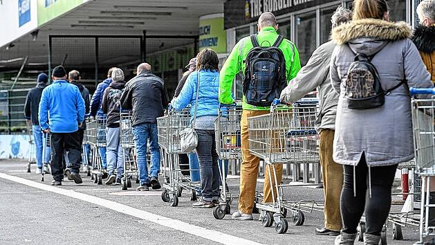 Schlangen vor Supermärkten