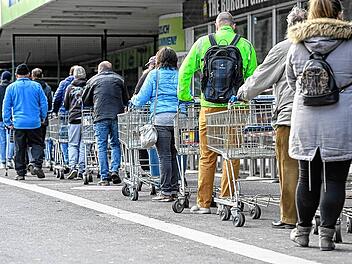 Schlangen vor Supermärkten