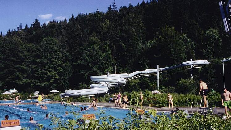 Das Wirsberger Sommerbad lockt mit einer Riesenrutsche. Foto: Archiv/Hänseler