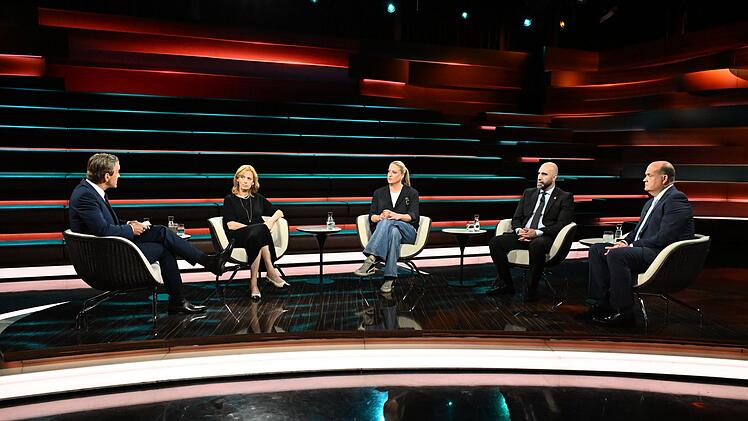 Am Donnerstagabend diskutierte Markus Lanz (l.) mit CDU-Bildungsministerin Karin Prien (2.v.l.), Grundschullehrerin Katja Giesler (Mi.), Integrationsexperte Ahmad Mansour (2.v.r.) und Journalist Robin Alexander.