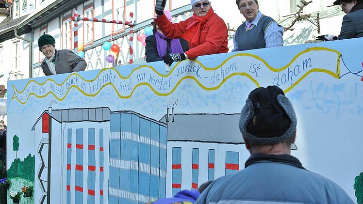Das neue AWO-Heim ist so gut wie fertig, im Frühjahr geht es nach Hause! Die AWO-Gruppe hatte einen schönen Wagen.Alle Fotos: Brigitte Krause