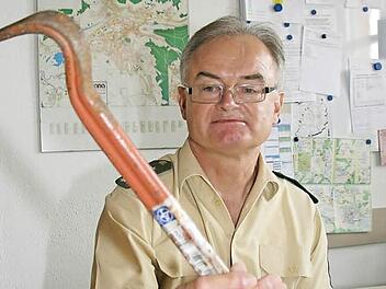 Polizeichef Renk zeigt einen stark abgenutzten Geißfuß, der tatsächlich schon einmal bei einem Einbruch Tatwerkzeug war. Foto: Sonja Adam