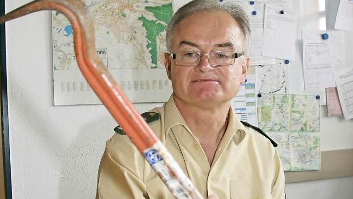 Polizeichef Renk zeigt einen stark abgenutzten Geißfuß, der tatsächlich schon einmal bei einem Einbruch Tatwerkzeug war. Foto: Sonja Adam