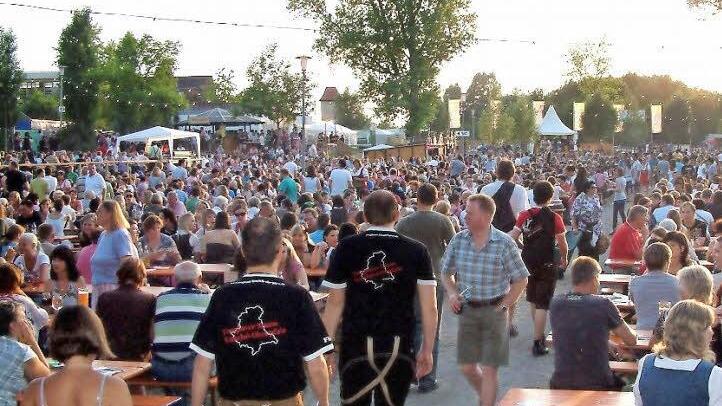 Beste Stimmung, guter Wein und Musik: Das Sander Weinfest war im letzten Jahr rappelvoll. Foto: Alfred Bäuerlein