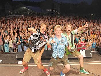 Was für ein Bild, was für eine Stimmung: Ihr "Dorf-Air" feierten die "Dorfrocker" (von links Markus, Tobias und Philipp Thomann) auf dem Festplatz in Kirchaich mit einigen Tausend begeisterten Fans.