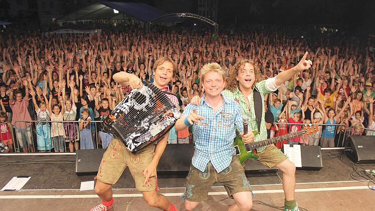Was für ein Bild, was für eine Stimmung: Ihr "Dorf-Air" feierten die "Dorfrocker" (von links Markus, Tobias und Philipp Thomann) auf dem Festplatz in Kirchaich mit einigen Tausend begeisterten Fans.
