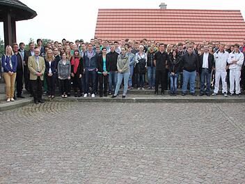 Die 66 Auszubildenden, die am Montag in Eberner Betrieben ins Berufsleben starteten, mit ihren Chefs.