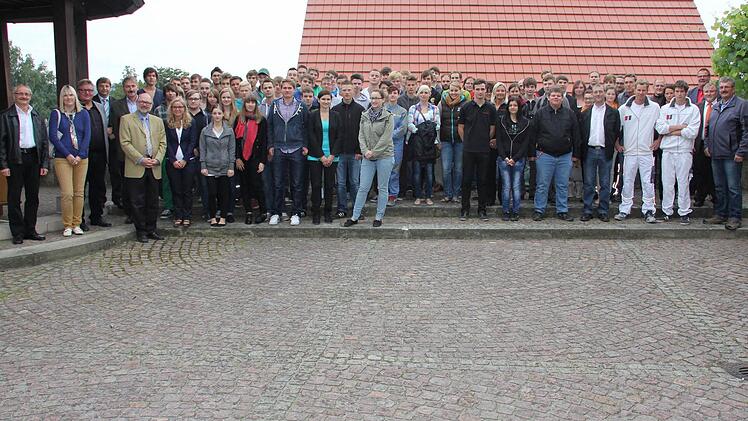 Die 66 Auszubildenden, die am Montag in Eberner Betrieben ins Berufsleben starteten, mit ihren Chefs.