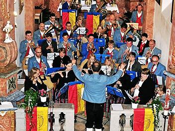 In der Marienkapelle in Obertheres gab die Trachtenkapelle Musikverein Obertheres unter der Leitung von Eduard Marpoder (im Bild) und Uwe Barthelme ein wunderschönes Marien- und Jubiläumskonzert anlässlich ihres 50-jährigen Bestehens.  Foto: Ulrike Langer