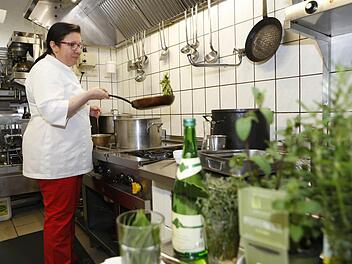 Im Landgasthof Detsch in Haig (Landkreis Coburg) steht Chefin Barbara Detsch seit 1992 am Herd.  Foto: M. Hoch