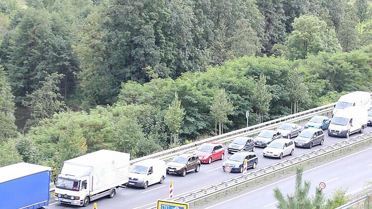 Das Einfädeln aus Richtung Neuses vor der Baustellenampel ist teilweise schwierig, weil die auf der rechten Seite Fahrenden keinen Platz machen, obwohl das eigentlich ihre Pflicht ist.