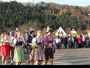 Doch noch zum Plobaum ziehen konnten die Kirmespaare in Oberbach, dem Zusammenhalt in der Dorfgemeinschaft sei Dank. Foto: Kirmesgesellschaft Oberbach