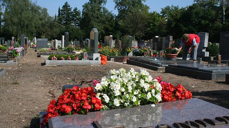 Reihen lichten sich. Immer mehr Gräber werden aufgelassen. Nach Auskunft der Friedhofsverwaltung hat dies aber nichts mit der Erhöhung der Bestattungsgebühren zu tun, sondern vielmehr damit, dass die Grabpflege für immer mehr Angehörige zu aufwändig wird. Foto: Archiv Andreas Oswald