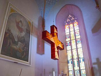 Drehung im einfallenden Licht lässt das Kreuz in der Stadtkirche St. Georg ständig in anderem Licht erscheinen. Foto: Rainer Lutz