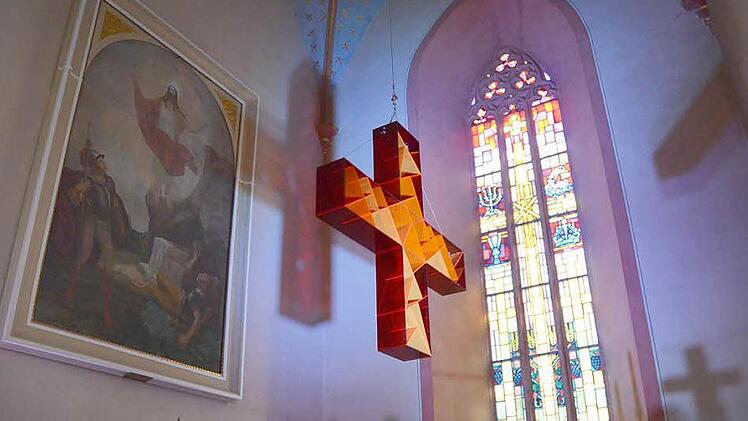 Drehung im einfallenden Licht lässt das Kreuz in der Stadtkirche St. Georg ständig in anderem Licht erscheinen. Foto: Rainer Lutz