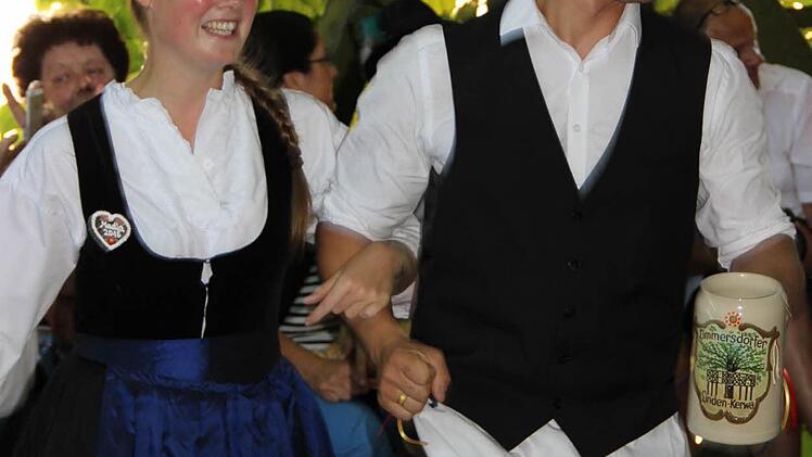 Jana Ziegler lebt derzeit als Studentin recht weit weg von ihrer Heimatgemeinde Limmersdorf. Doch für die Kerwa hat sie sich gerne ein paar Tage freigeschaufelt. Sie tanzt zusammen mit Freund Richard Kemnitz. Foto: Katharina Müller-Sanke